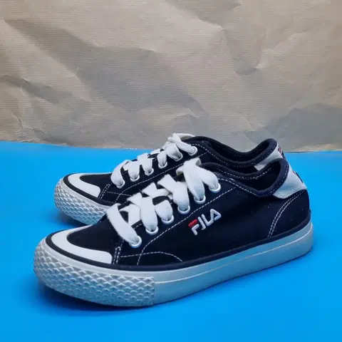 휠라 클래식 킥스 스니커즈220