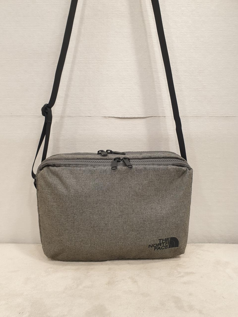 노스페이스 남여공용 크로스백 회색