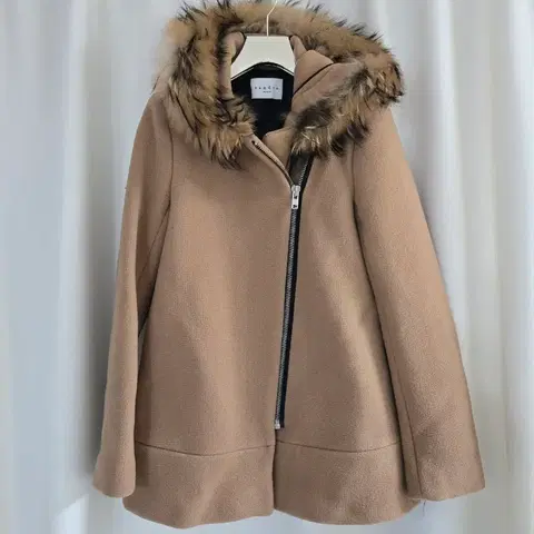 산드로 퍼 후드 코트