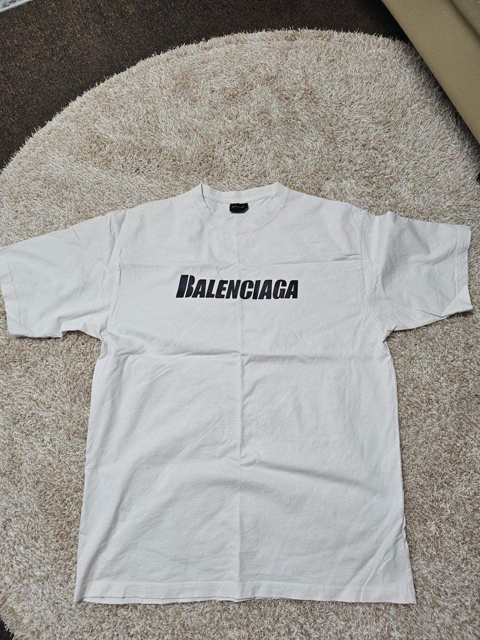 발렌시아가 반팔 티셔츠 팝니다.