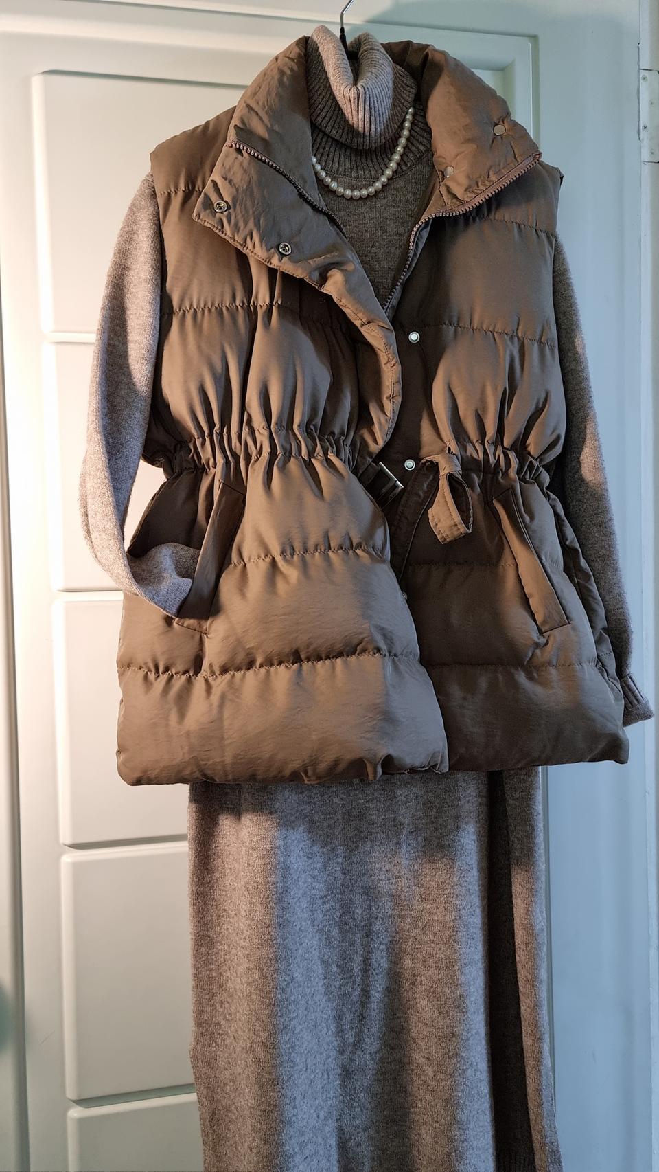 코코아브라운 하이넥 벨트 스트링 패딩 베스트