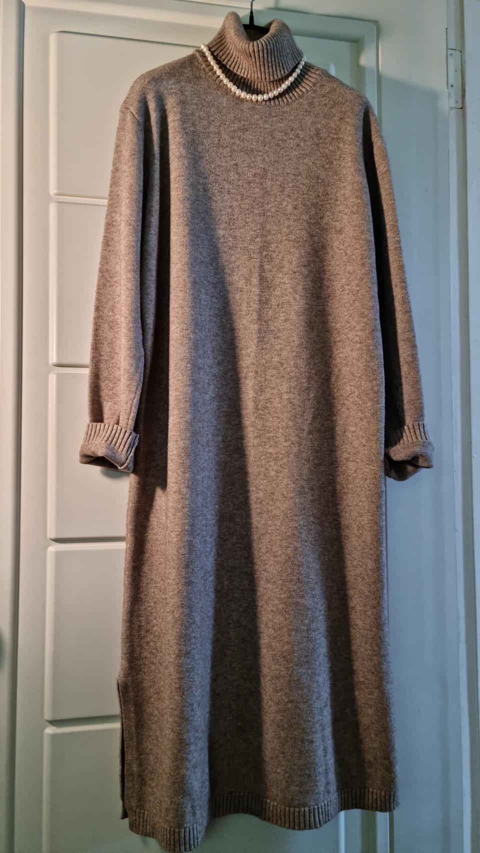 파파야 하이넥 슬릿 롱 니트 원피스