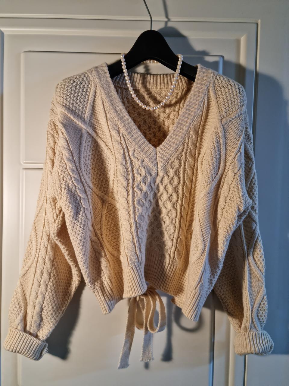 크림 백리본 브이넥 케이블 크롭 니트