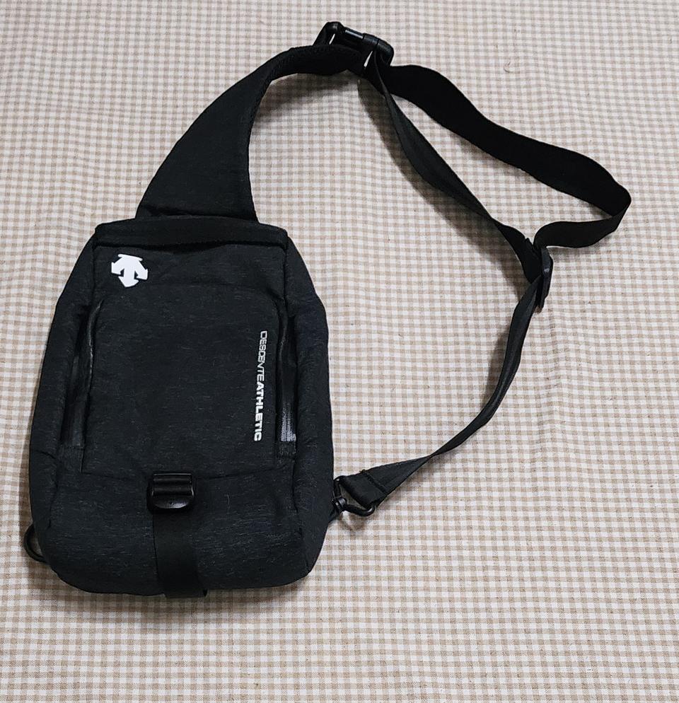 데상트 슬링백가방