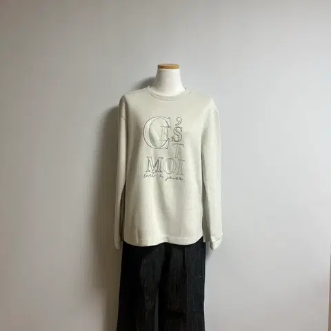 [새상품] 두툼 자수 긴팔티