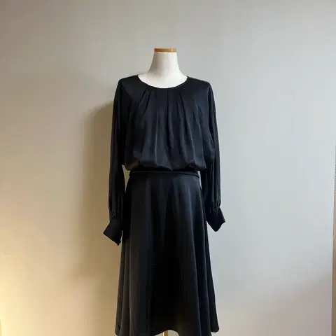 [새상품] 알마 밀라노 샤틴 네이비 롱 원피스