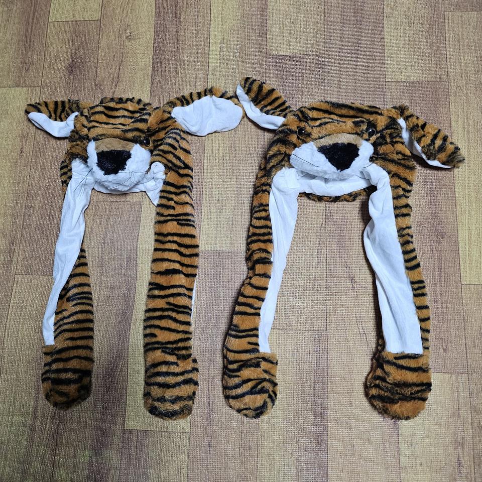 귀가움직이는 호랑이 모자 두개 (일괄택포만원)