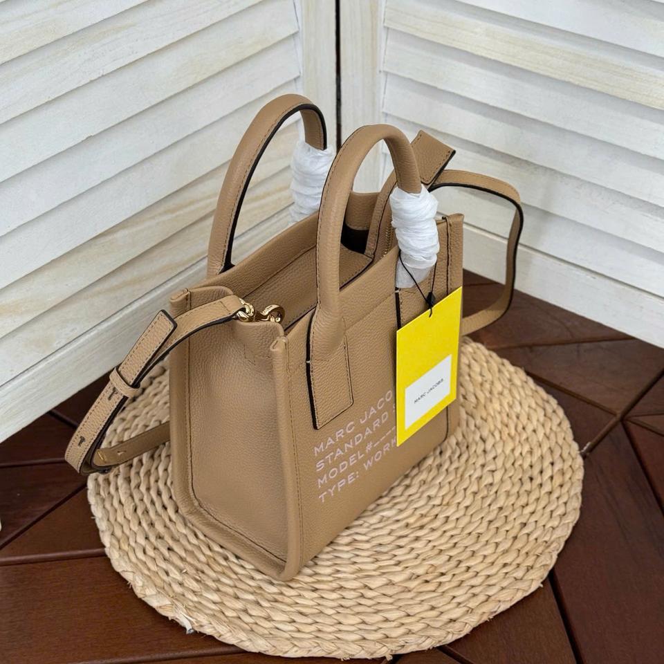 마크제이콥스 로고 레더 스몰 토트백 브라운 4P4HCR012H01 새상품