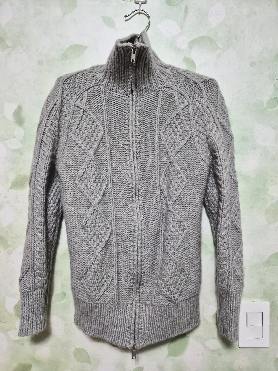 회색 니트가디건