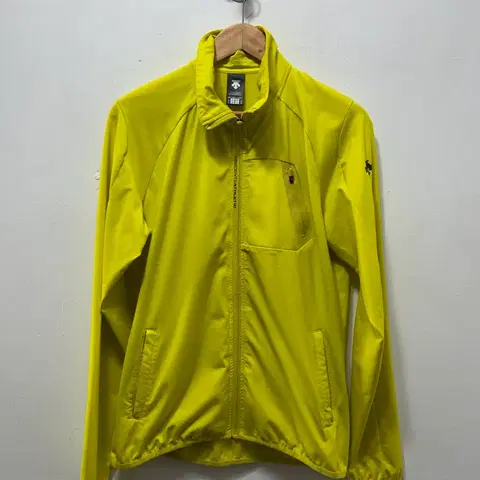 데상트 형광 옐로우 바람막이 자켓 100사이즈