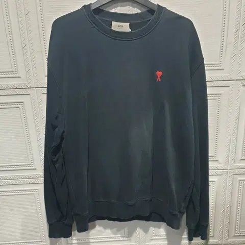 아미 스몰 하트 블랙 맨투맨