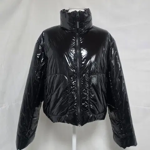 에이프더그레이트 블랙 유광 크롭 누빔 패딩 점퍼 여 프리사이즈 1210