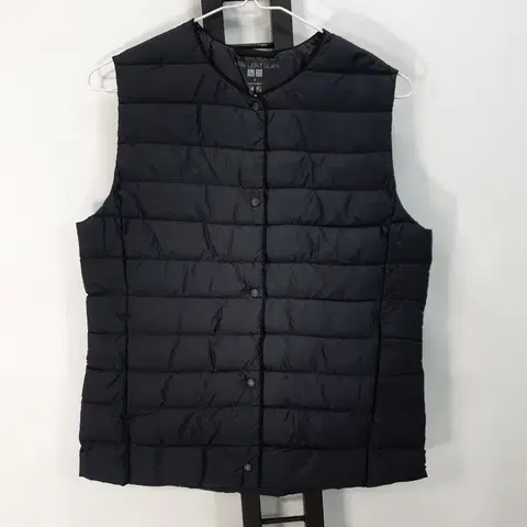 유니클로 경량 패딩 조끼 울트라라이트다운 라운드u넥 블랙 m