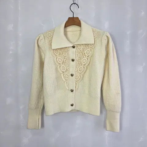 아이보리 레이스 장식 퍼프소매 가디건 하트 카라 데이트룩 하객룩