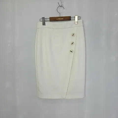 러브패리스 화이트 버튼 포인트 스커트 s사이즈