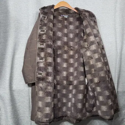 벨리시앙 토키털안감 양가죽장식 코트