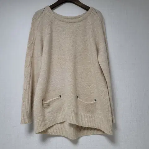 아이보리색 포켓 포인트 니트 free
