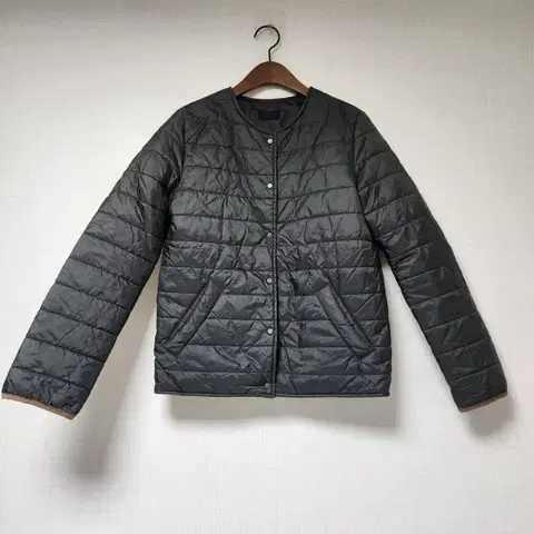 블랙 라운드넥 경량 패딩 자켓 free