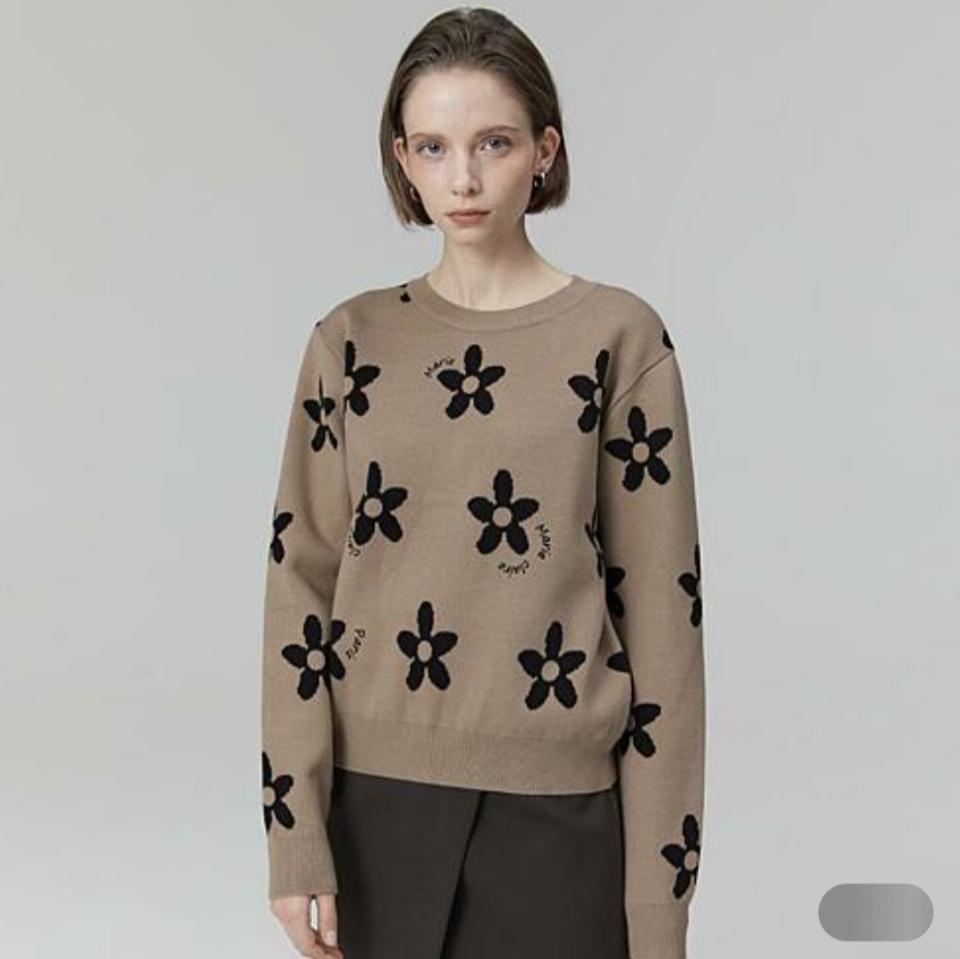 마리끌레르 자카드 플라워 패턴 베이지 니트