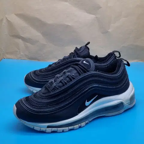 나이키 에어맥스 97 검흰 여성 운동화235