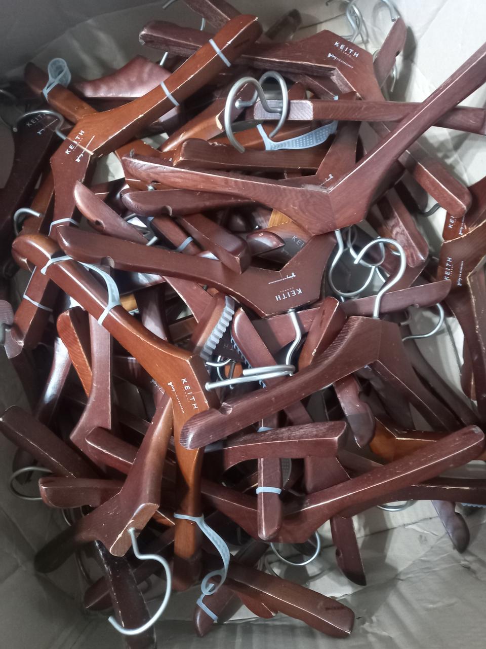 중고. 원목옷걸이. 53개. 택포 15000원에. 판매