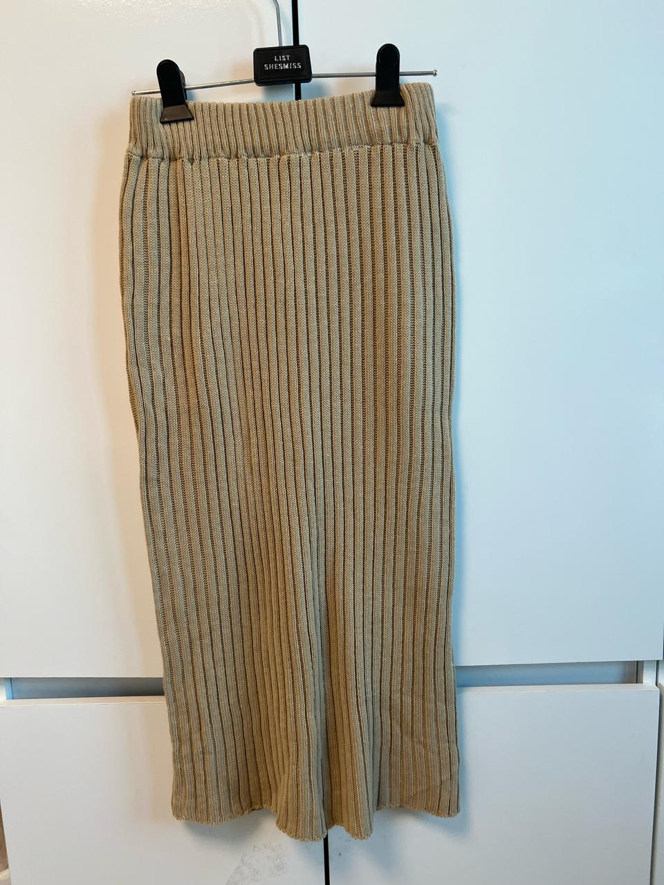 연베이지 뒷트임 니트 롱치마