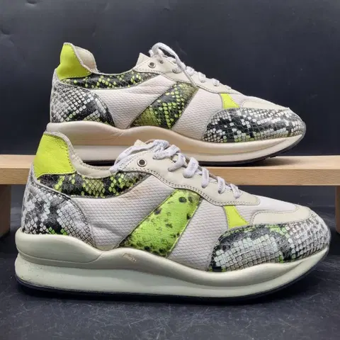 나무하나 뱀피 여성스니커즈235