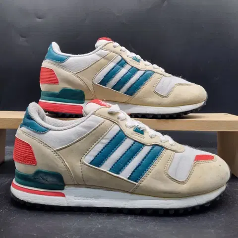 아디다스 ZX700 여성운동화230