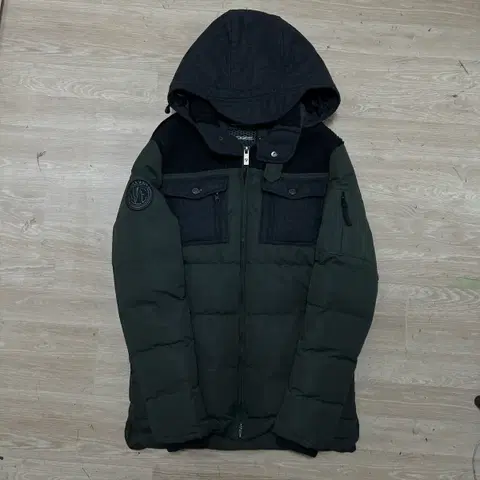 노이즈 니트 배색 와펜 후드 패딩 점퍼 [다크 카키] S/95