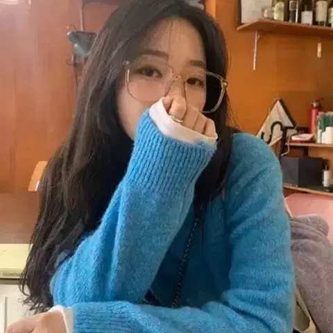 프롬비기닝 블루 브이넥 니트