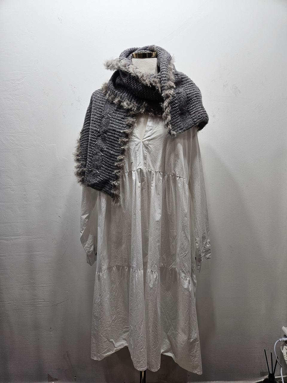 토끼털 트리밍 회색 니트 머플러