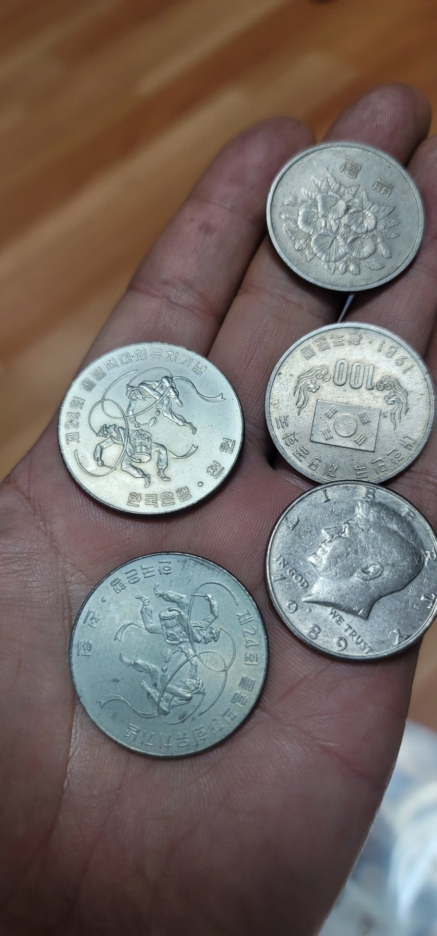 앞면과 뒷면입니다​1. 1982년 제24회 서울 올림픽 유치 기념