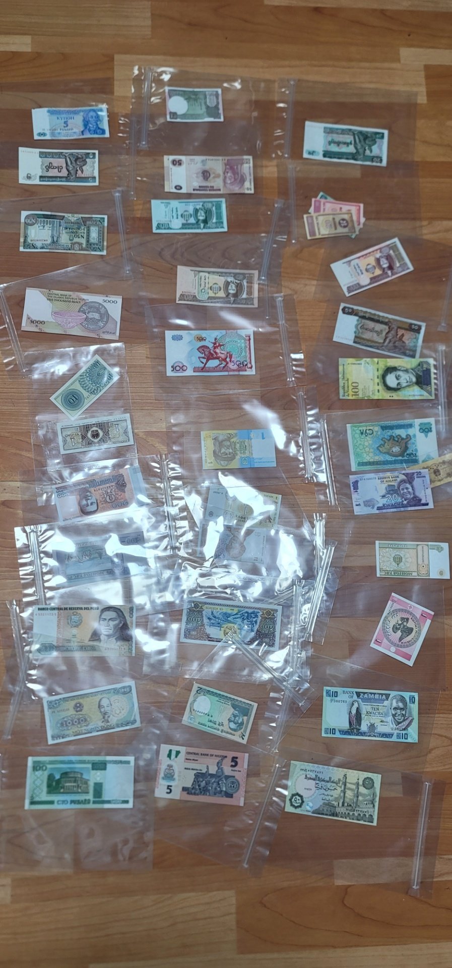 외국 지폐 컬렉션 판매 (약 33개 )​깨끗한 비닐 봉투에 개별 포장되