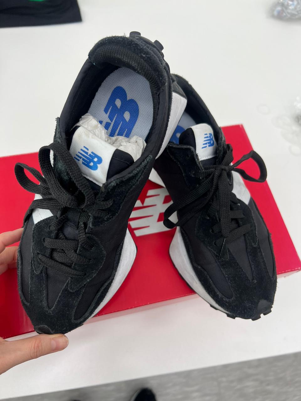 뉴발란스 327 블랙에 흰로고 230 운동화