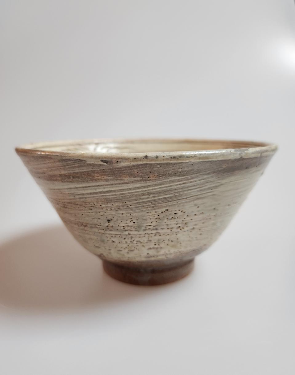 도암 지순탁 분청귀얄인화 국화나비문다완