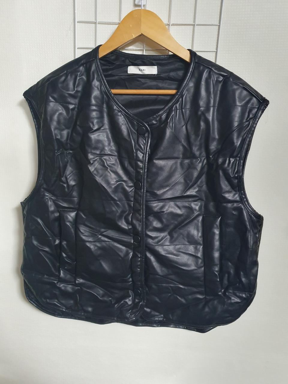 BARI 인조가죽 패딩 조끼 F