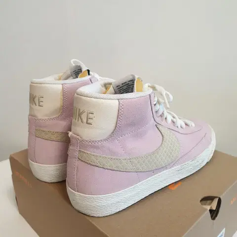 나이키 연핑크 한정판 블레이저 스니커즈 240