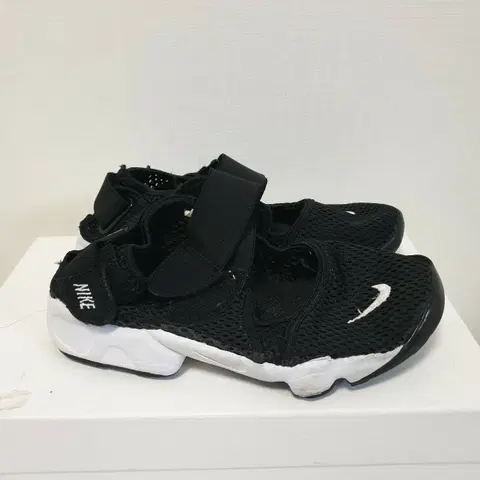 나이키 에어리프트 240