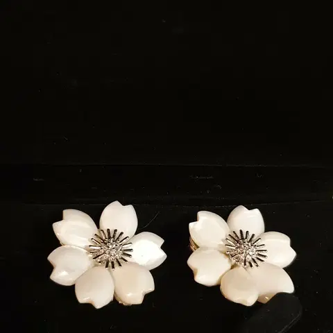 반클리프 모티브 자개 플라워 이어링