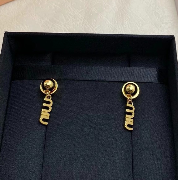 미우미우골드 레터링 귀걸이
