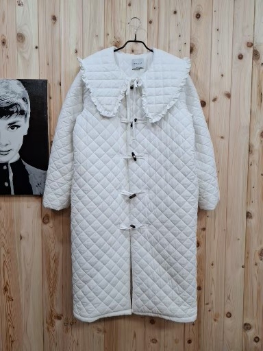 화이트 프릴카라 퀼팅 롱 코트