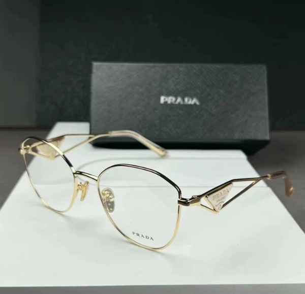 프라다골드 삼각 로고 디자인