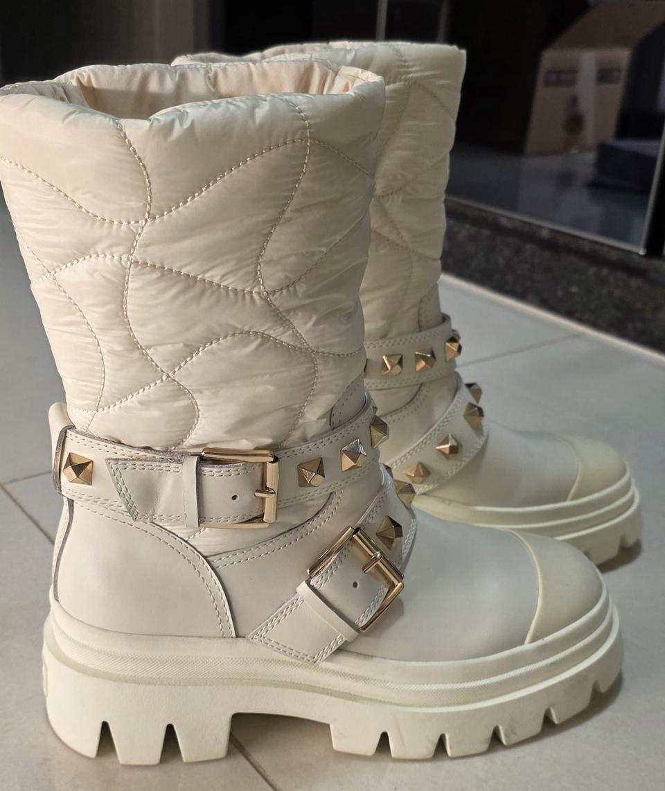 새상품<ASH>아이보리 스터드 패딩워커