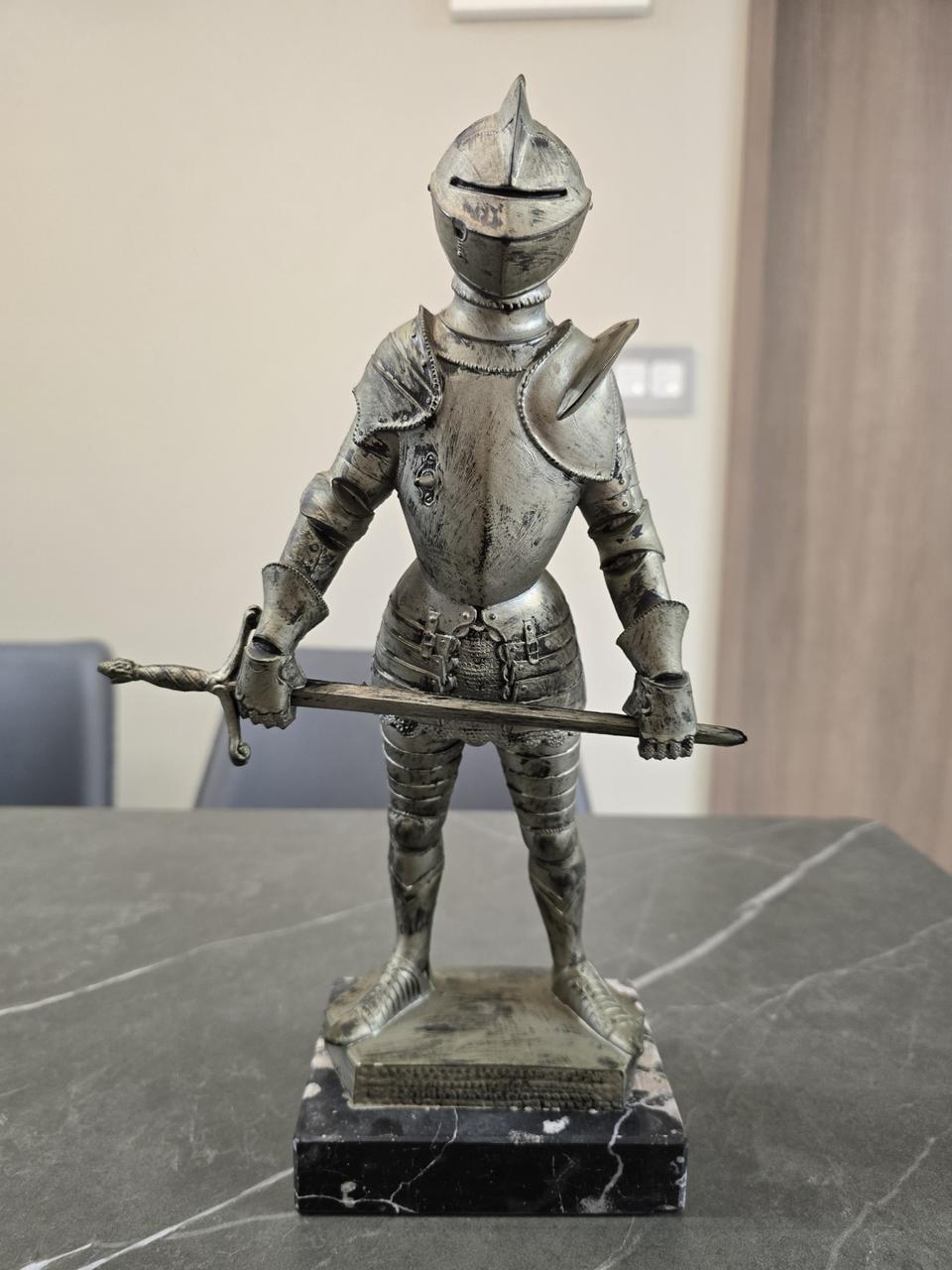 이태리 중세 기사 조각상