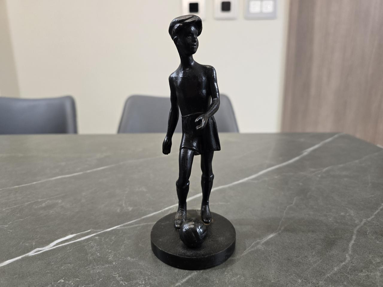 소련시절 만들어진 축구 소년 조각상