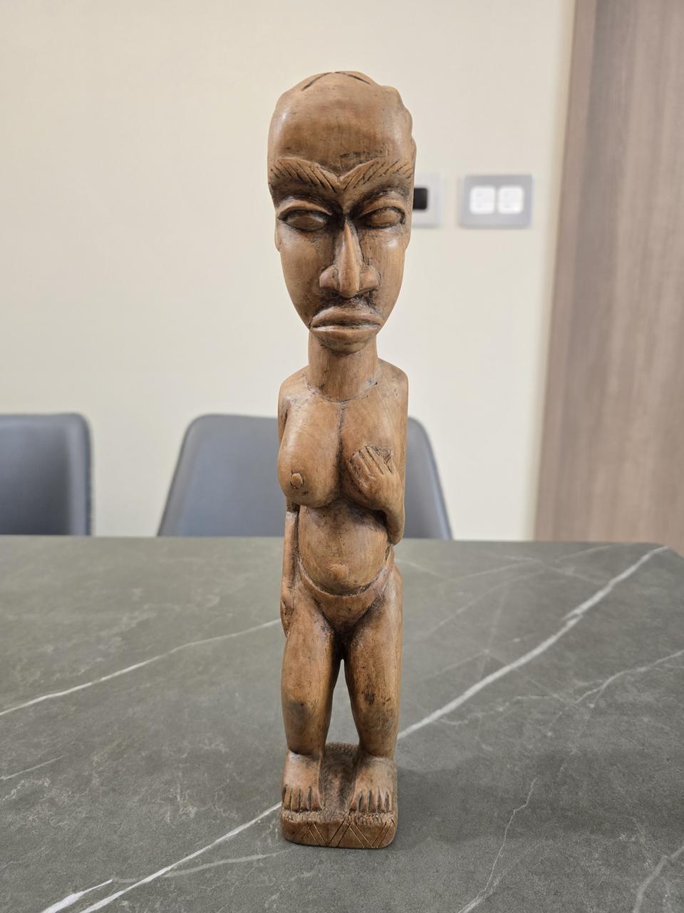 아프리카 여인 조각상