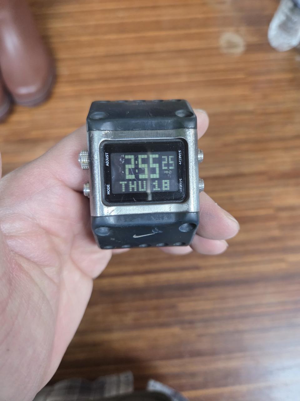 나이키 올드스쿨 빈티지 매틀 슬렛지 디지털 시계