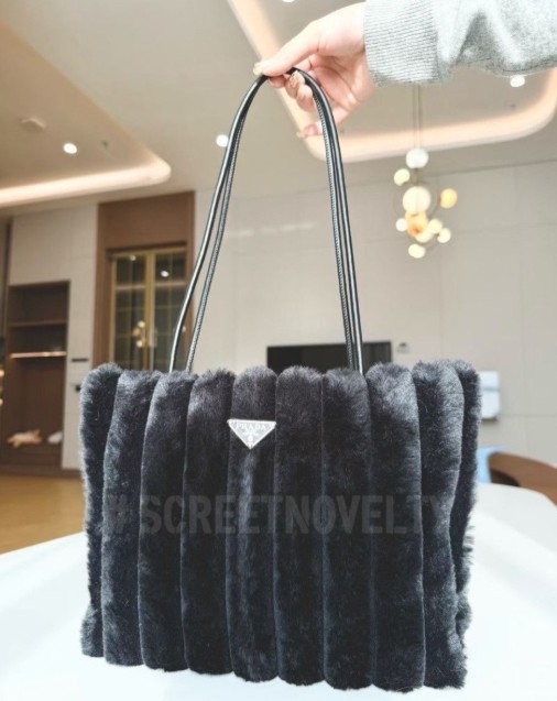 프라다뷰티 퍼 숄더백 블랙 VIP 기프트백