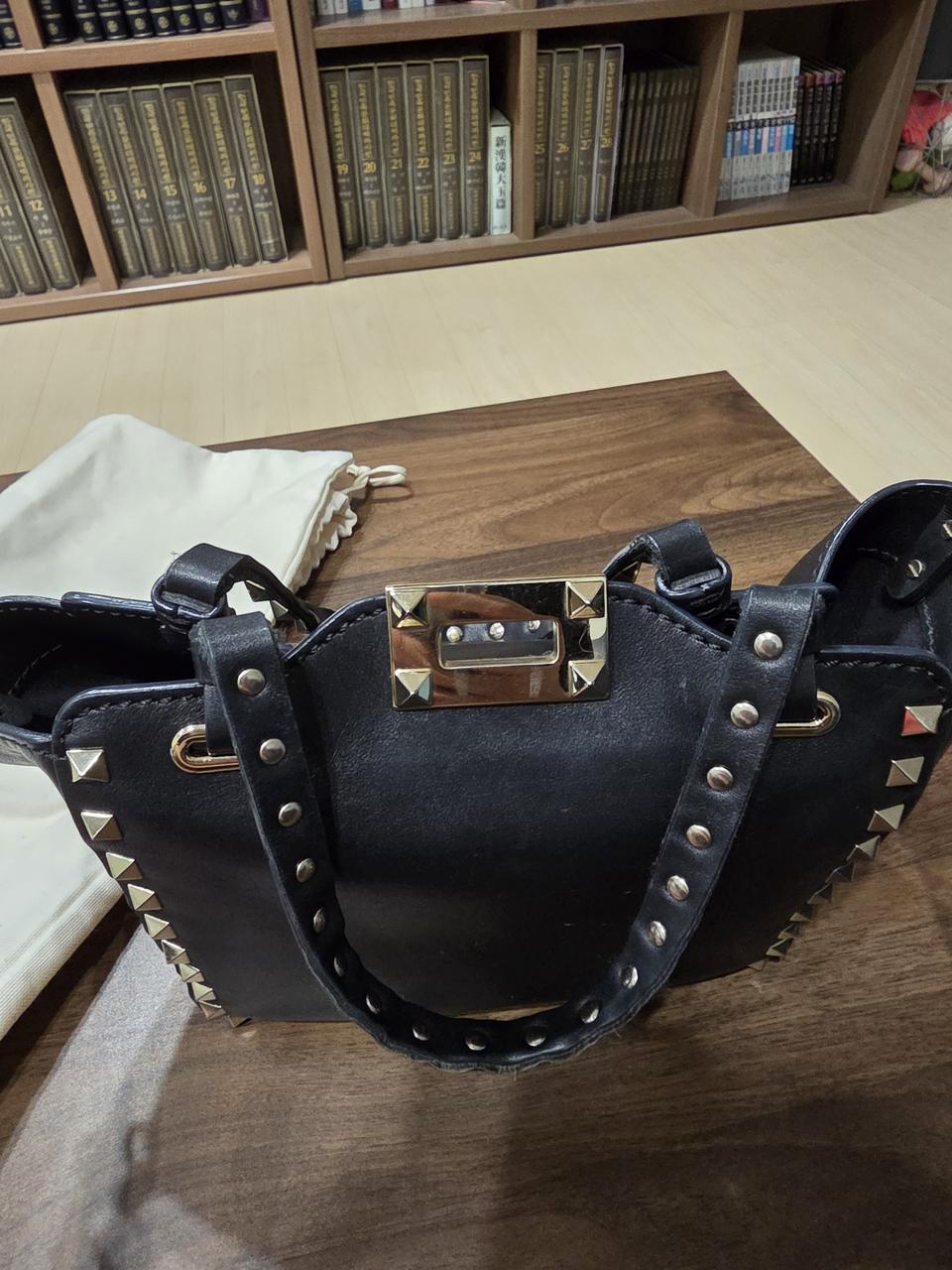 발렌티노 락스터드 토트백