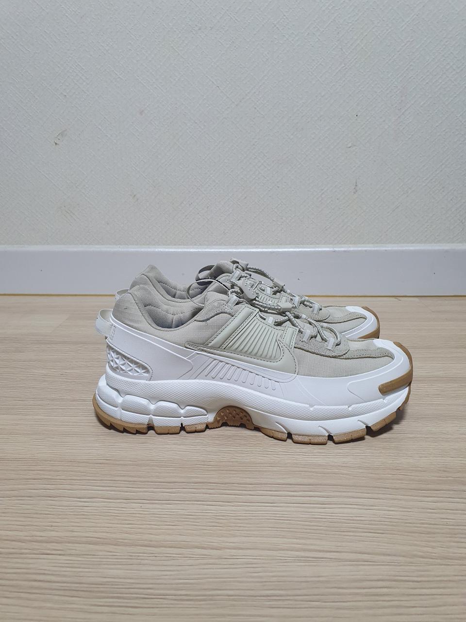 나이키 줌 보메로 룸 세일:검 라이트 스톤 255